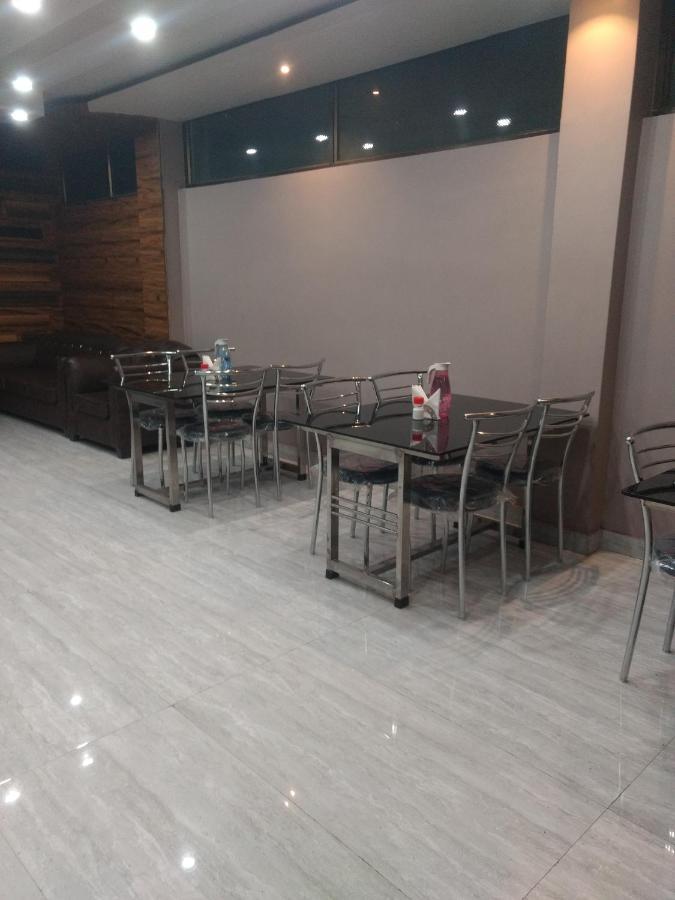 Woodland Lodge And Restaurant Ґувахаті Екстер'єр фото