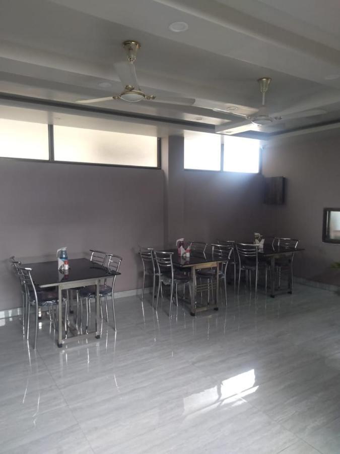 Woodland Lodge And Restaurant Ґувахаті Екстер'єр фото