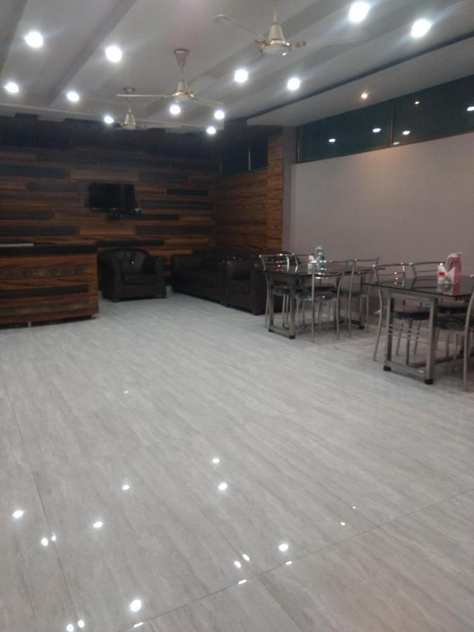 Woodland Lodge And Restaurant Ґувахаті Екстер'єр фото